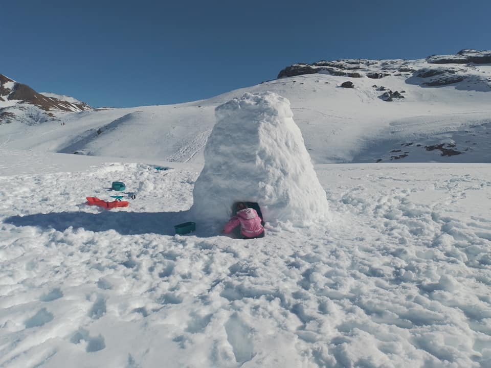martin Surman accompagnateur en montagne construction igloo